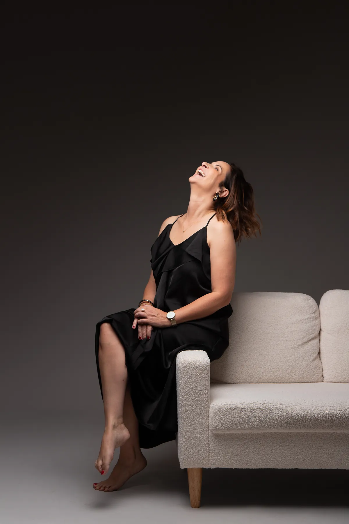 Cindy, wedding planner Bell'Events, riant sur un canapé