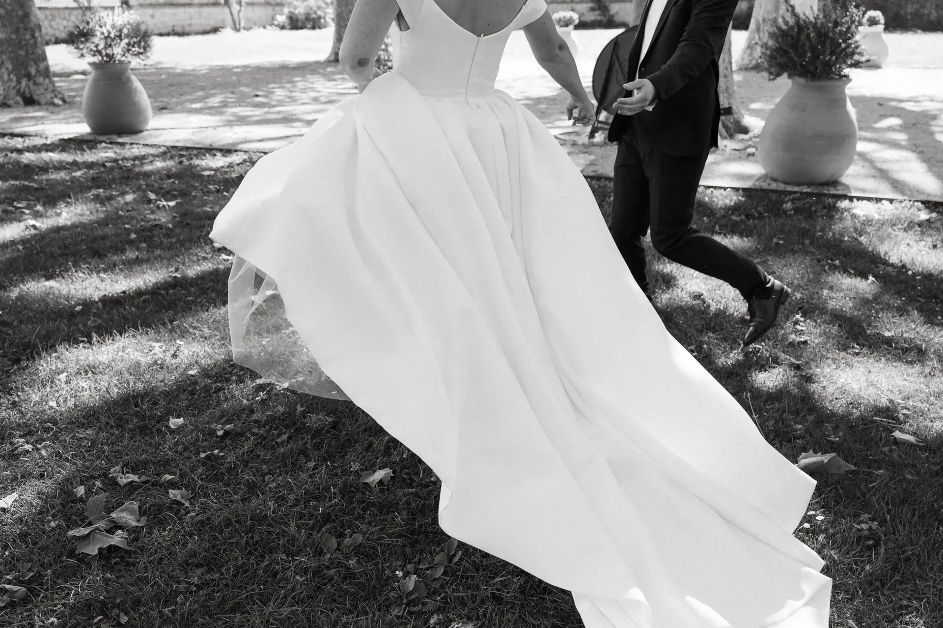 Mariée en robe de mariée dans un jardin provençal, mariage organisé par Bell'Events